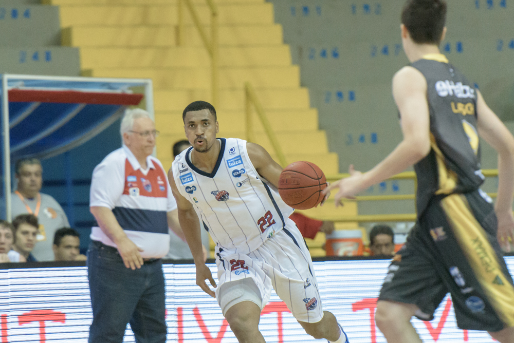 Isaac não treina nesta terça-feira para se recuperar de desgaste físico (Foto: Newton Nogueira/Franca Basquete)